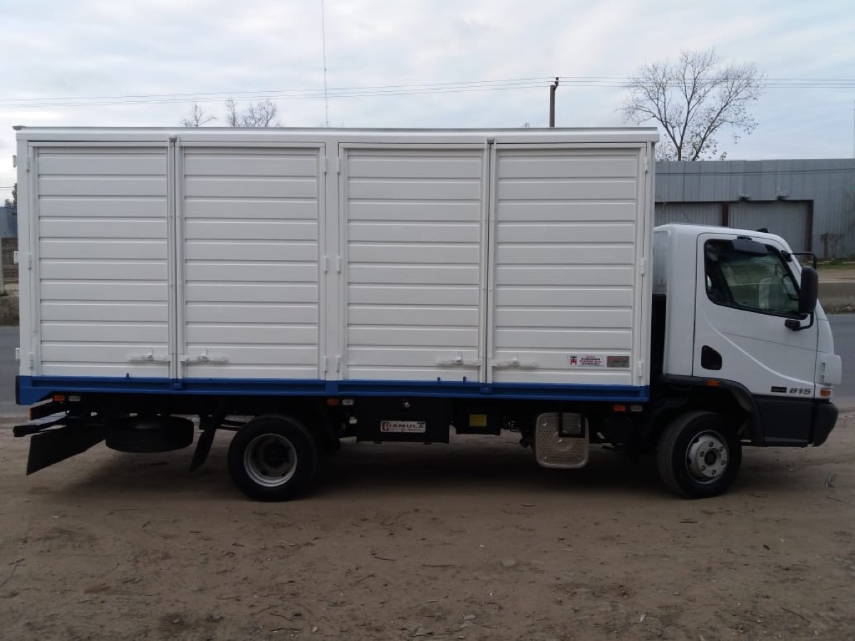 Camión 815 con caja cerrada - Logística Torito