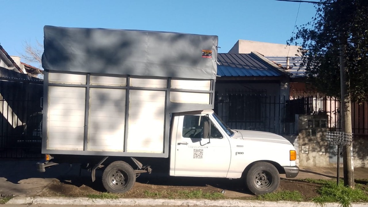 Ford F100 con caja mudancera - Logística Torito