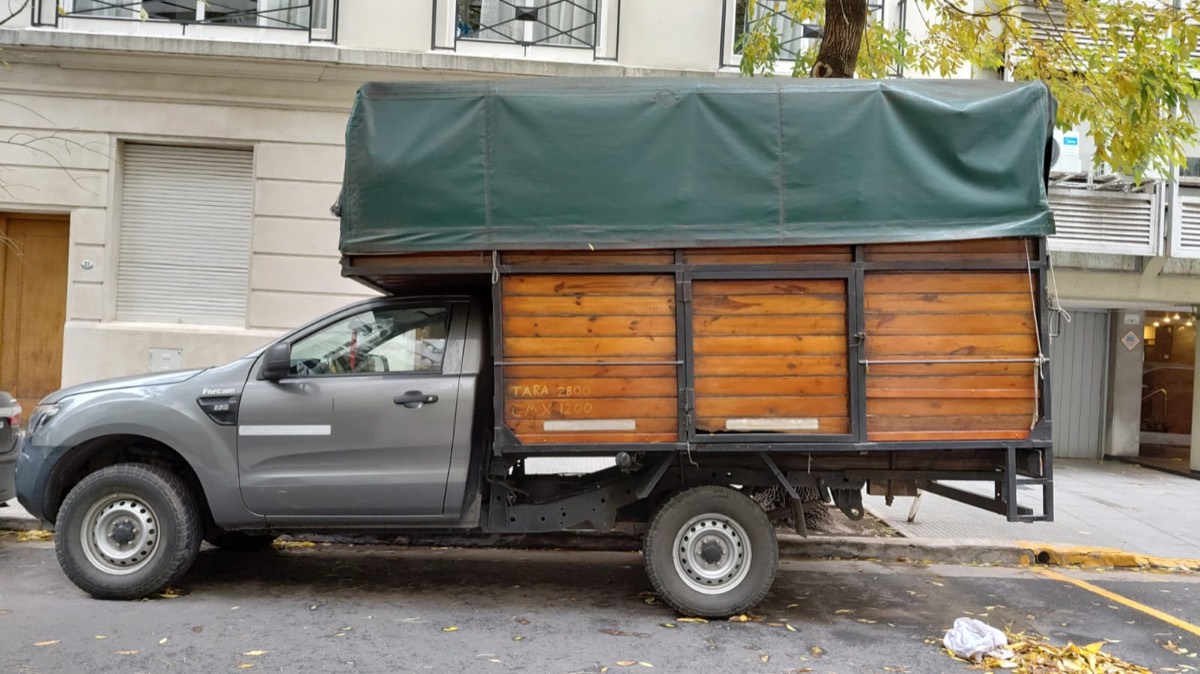 Ford Ranger con caja mudancera - Logística Torito